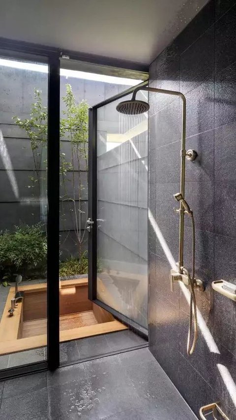 Desain Kamar Mandi Unik Semi Outdoor