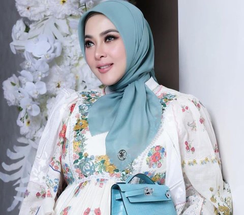 Potret Terbaru Syahrini Pamer Baby Bump, Cantik Kenakan Dress Bunga-Bunga