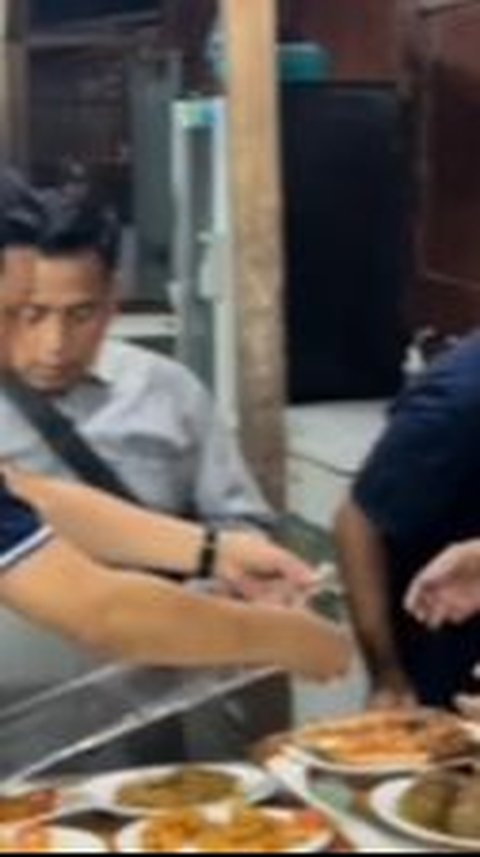 Pria Gagah Berbadan Tegap dan TNI Ramai Datangi Rumah Makan, Suasana 'Tegang' Ternyata Sosok Penting ini yang Makan