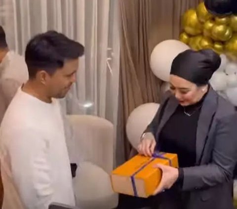 Portrait of Reza Artamevia's 49th Birthday Party, Thariq Halilintar Gives Special Gift to Future In-Laws