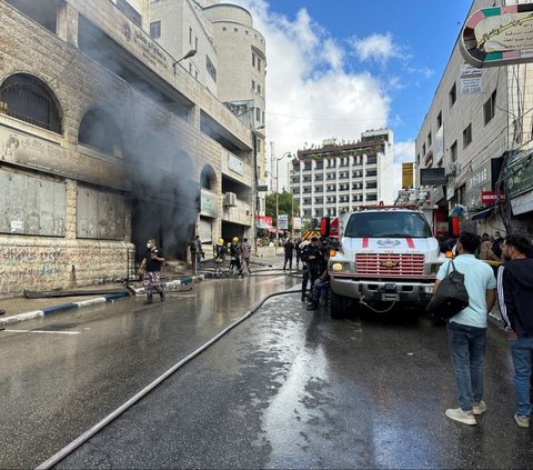 FOTO: Tak Puas Jatuhkan Bom di Rafah, Israel Makin Brutal Serang Pasar Tradisional di Ramallah Sampai Hangus