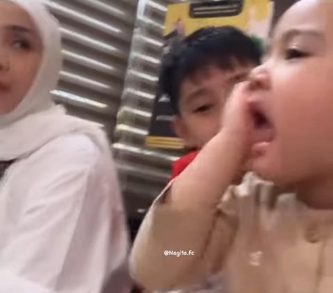 Momen Rayyanza Ngebet Ingin Melihat Ka'bah, Rafathar Malah Jahil Jilat Wajah Sang Adik