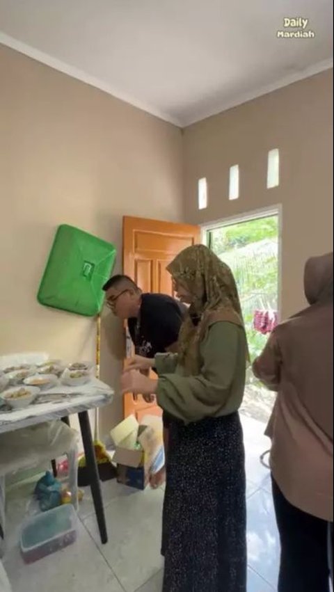 Ada pula meja makan di ujung dapur terbuat dari kayu.