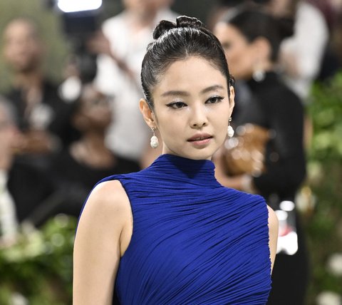 BLACKPINK's Jennie and Stray Kids Represent K-Pop at the 2024 Met Gala ...