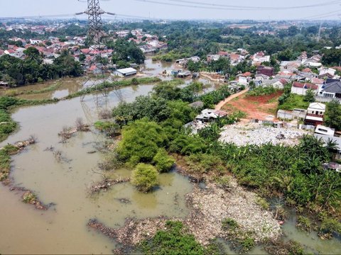 FOTO: Berbulan-bulan Banjir yang Disebabkan Gunung Sampah Masih Merendam Rumah-Rumah hingga Melumpuhkan Jalan di Depok