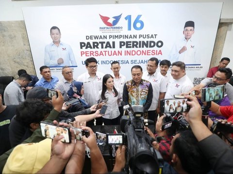 FOTO: Angela Tanoesoedibjo Serahkan Surat Dukungan Perindo ke Bakal Cawalkot Surabaya Ery Cahyadi