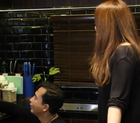 Jarang Dipakai Masak, Begini Penampakan Dapur Wina Natalia yang Mirip Bar Modern