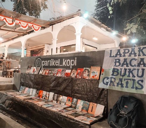 Wanita Ini Buka Lapak Baca Buku Gratis di Pinggir Jalan, Alasannya Bikin Haru