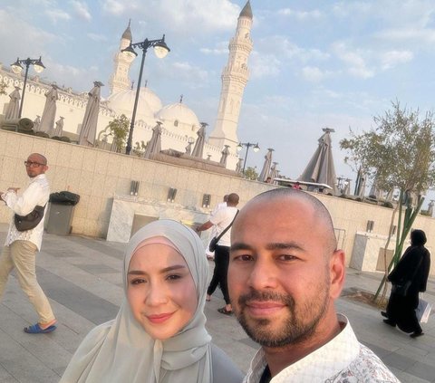 Deretan Foto Raffi Ahmad dan Nagita Slavina di Masjid Nabawi, Ibunda Rafathar Didoakan Tak Lepas Hijab