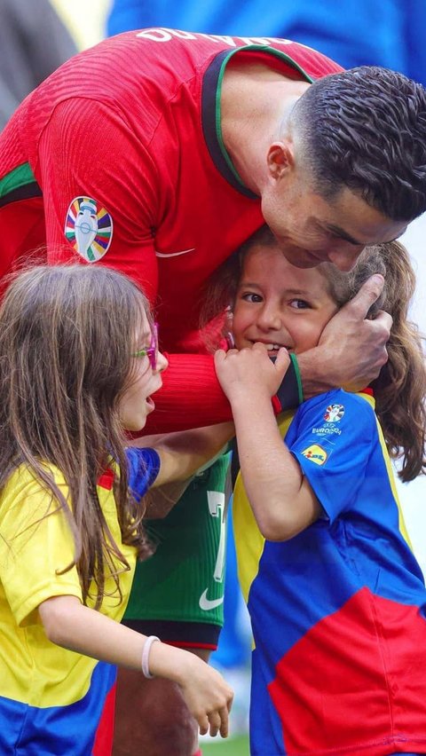 Tak hanya itu, Cristiano Ronaldo juga terlihat memberikan pelukan kecil kepada bocah tersebut. <br>
