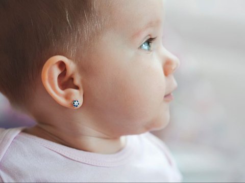 Safe Way to Clean Baby's Ears According to Doctors, Not Using Cotton Buds