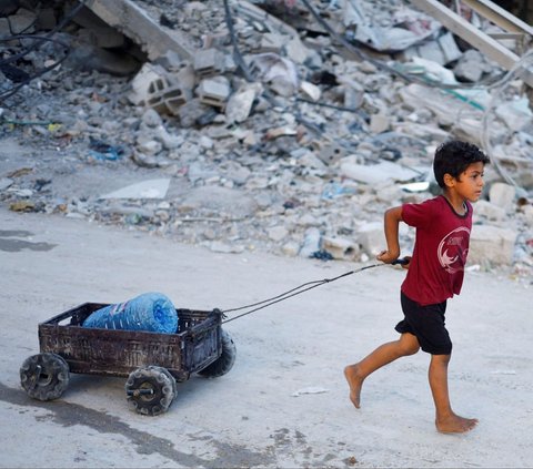 FOTO: Potret Sibuknya Anak-Anak Palestina Kumpulkan Air Bersih untuk Keluarga