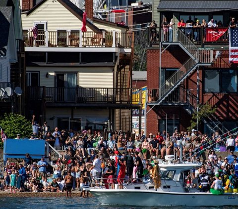 Santo Petrus dikenal sebagai santo pelindung para nelayan dan Fiesta Santo Petrus adalah perayaan penangkapan ikan komersial dan kepercayaan Gloucester, yang telah berkembang menjadi pesta seluruh kota termasuk perlombaan 5K, karnaval, dan kontes tiang berminyak yang ikonik. Foto: JOSEPH PREZIOSO / AFP<br>