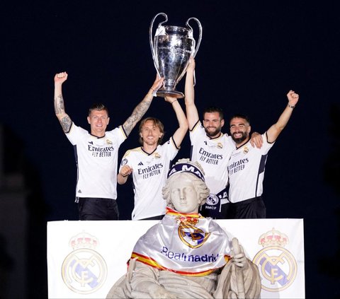 FOTO: Lautan Suporter Sambut Iring-Iringan Parade Kemenangan Real Madrid Mengarak Trofi Juara Liga Champions 2023/2024
