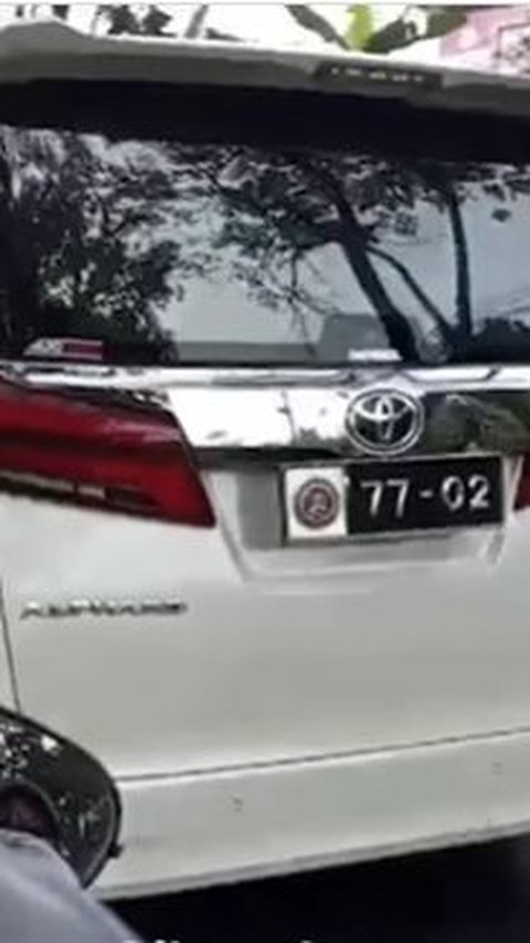 Tak Sabaran, Mobil Mewah Berpelat DPR RI Terus Menerus Bunyikan Strobo buat 'Usir' Truk di Depannya