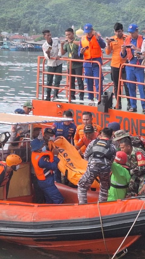 Detik-Detik Kapal Wisatawan Dihantam Gelombang & Tenggelam, Tiga Orang Meninggal