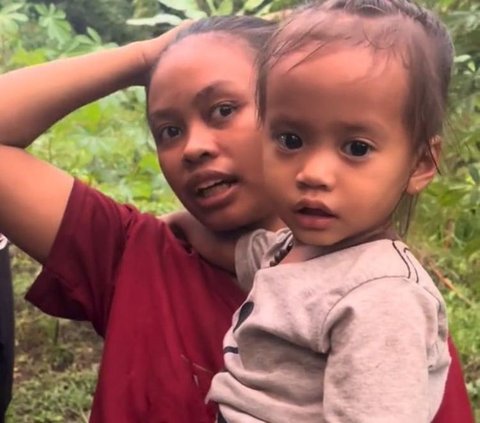 Viral Satu Keluarga Tinggal di Gubuk Tak Layak Huni di Tengah Hutan, Bikin Pilu