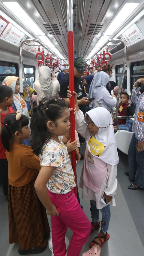 FOTO: Keseruan Anak-Anak Berkeliling Jakarta Naik LRT Saat Libur Sekolah