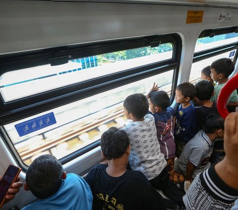 Sejumlah anak menaiki kereta Lintas Raya Terpadu (LRT) Jakarta saat mengikuti rangkaian acara 