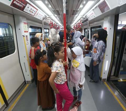 FOTO: Keseruan Anak-Anak Berkeliling Jakarta Naik LRT Saat Libur Sekolah