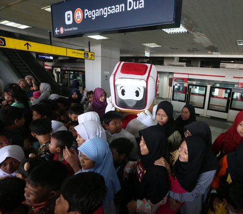 FOTO: Keseruan Anak-Anak Berkeliling Jakarta Naik LRT Saat Libur Sekolah