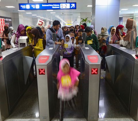 FOTO: Keseruan Anak-Anak Berkeliling Jakarta Naik LRT Saat Libur Sekolah
