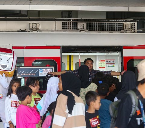 FOTO: Keseruan Anak-Anak Berkeliling Jakarta Naik LRT Saat Libur Sekolah