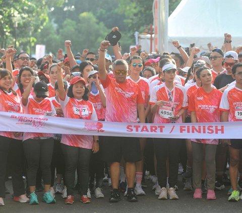 Sekjen PDIP Hasto Kristiyanto (tengah) berdiri di garis start saat mengikuti Soekarno Run  di Parkir Timur Senayan, Gelora Bung Karno (GBK), Senayan, Jakarta, Minggu (30/06/2024). Lomba lari bertajuk Soekarno Run merupakan rangkaian kegiatan puncak peringatan Bulan Bung Karno (BBK) 2024. Merdeka.com/Arie Basuki