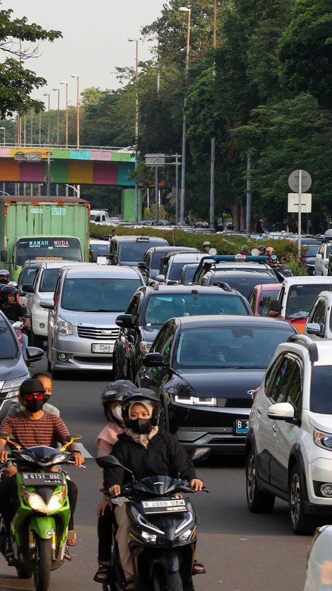 Terlihat kendaraan memadati seluruh lajur di Jalan Benyamin Sueb, sekitar JIExpo, Kemayoran, Jakarta, Minggu (30/6/2024). Foto: Liputan6.com/Herman Zakharia