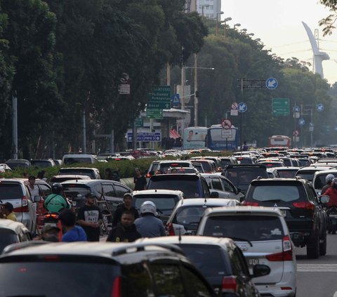 FOTO: Akhir Pekan, Jalanan Sekitar PRJ di JIExpo Keyoran Dikepung Kemacetan