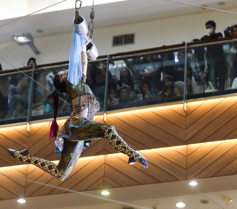 FOTO: Atraksi Grup Sirkus Rusia Hibur Pengunjung di Pondok Indah Mall 2 Jakarta