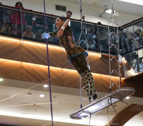 FOTO: Atraksi Grup Sirkus Rusia Hibur Pengunjung di Pondok Indah Mall 2 Jakarta