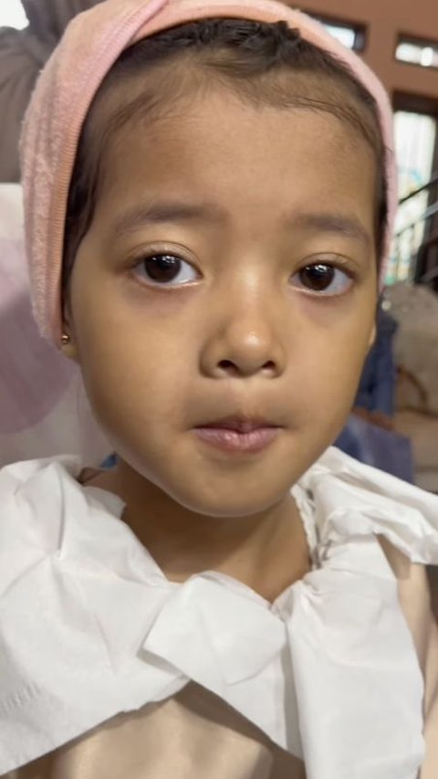 TK Child Appears Like a Doll after Being Made Up by MUA during Graduation, Super Adorable