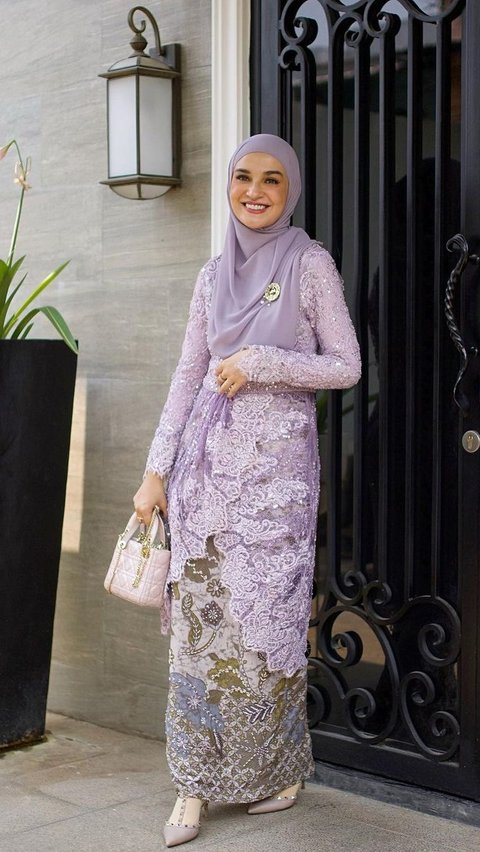 Pastel-colored Kebaya with Asymmetric Cutting for a Calm Impression