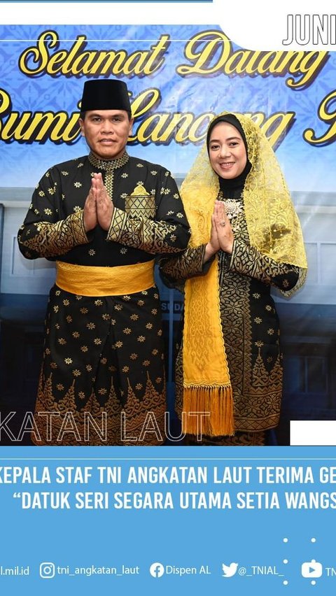 Saat menerima gelar di Balairung Tenas Effendy Balai Adat Melayu Riau, Kasal didampingi istri tercinta Fera Muhammad Ali.<br>