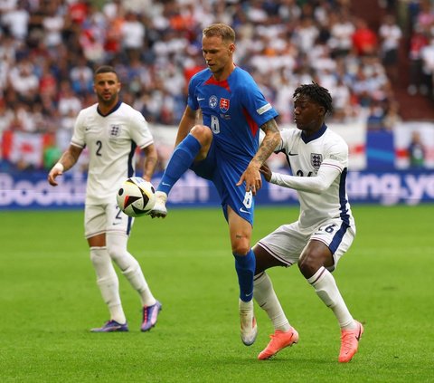 Sementara, Slovakia justru mampu menebar ancaman ke gawang Inggris yang dikawal Jordan Pickford.