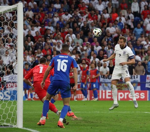 FOTO: Momen Comeback Maut Inggris Tumbangkan Slovakia di Euro 2024, Diwarnai Gol Salto Jude Bellingham