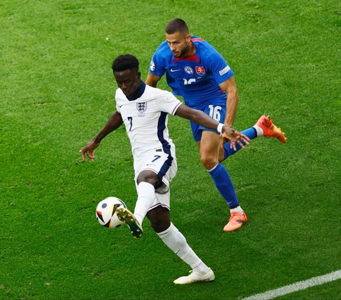 FOTO: Momen Comeback Maut Inggris Tumbangkan Slovakia di Euro 2024, Diwarnai Gol Salto Jude Bellingham