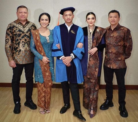 Bikin Terharu! 8 Momen Kris Dayanti Sampai Menitikan Air Mata saat Acara Wisuda Azriel, Kompak Hadir Bersama Anang Hermansyah