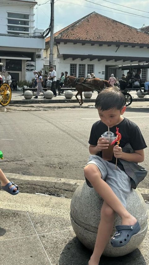 Kama Membeli Gulali dan Duduk Santai di Pinggir Jalan