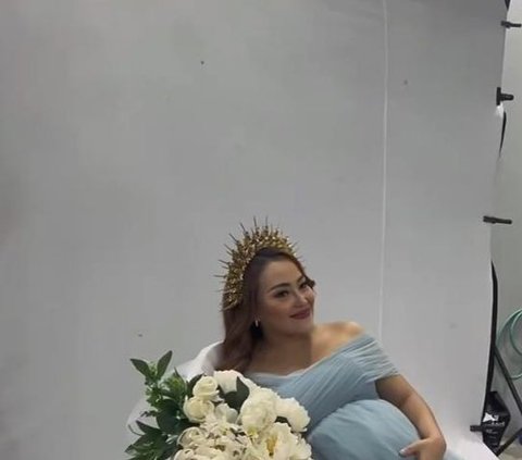 Portrait of Maternity Shoot Mpok Alpa before Giving Birth to Twins