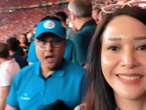 10 Potret Keseruan Maia Estianty & Irwan Mussry Nonton Final Euro 2024 di Jerman, Sempat Naik 'River Cruise' Keliling Berlin