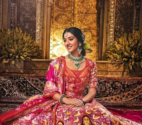 Portrait of Radhika Ambani Wrapped in Sari and Large Diamonds at a Wedding Party Estimated to be Worth IDR 9.7 Trillion