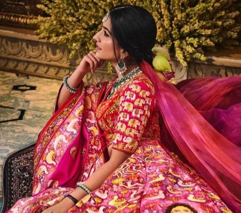 Portrait of Radhika Ambani Wrapped in Sari and Large Diamonds at a Wedding Party Estimated to be Worth IDR 9.7 Trillion