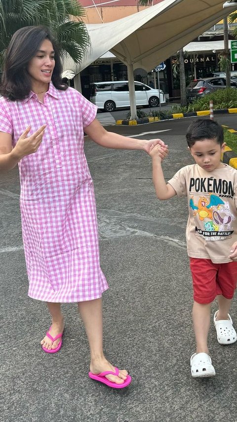 Dia menjadi satu-satunya anak laki-laki Ussy dan Andhika di antara empat anak perempuan. 