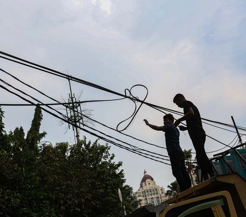 FOTO: Hati-Hati! Ada Kabel Menjuntai di Jalan Patal Senayan