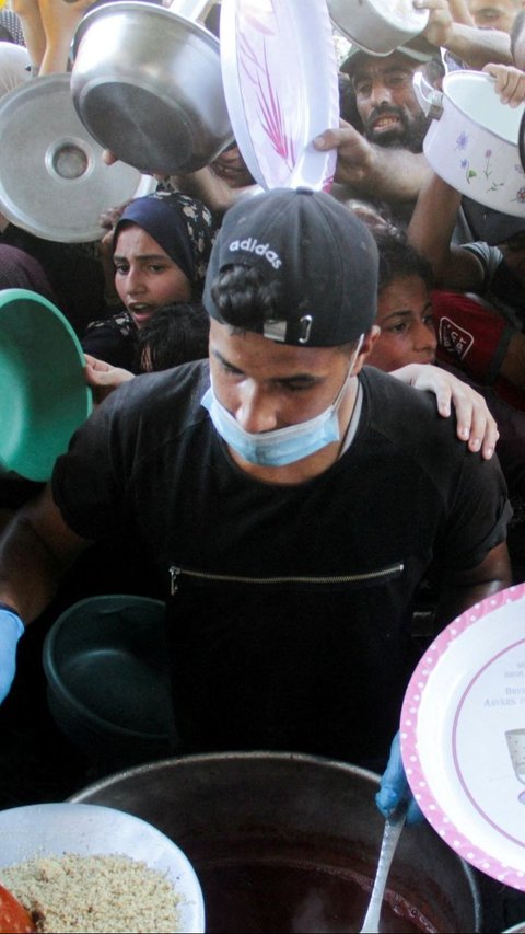 Dapur amal dan berbagai organisasi kemanusiaan terus berupaya memberikan bantuan meskipun situasi di lapangan sangat sulit. Foto: REUTERS / Mahmoud Issa