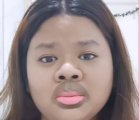 Influencer Mimics Lip Thickening Trick with Lipstick, the Result Makes People Laugh