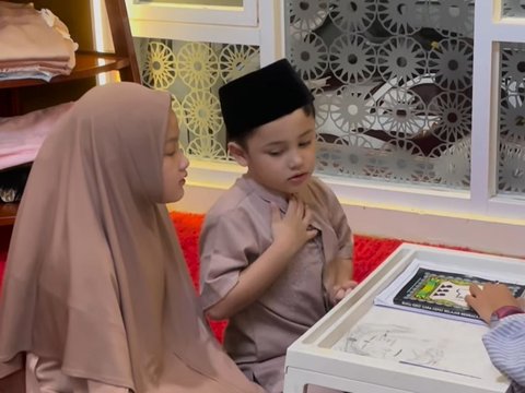 Bikin Ngakak! 8 Potret Lucu Saka Anak Bungsu Ussy Sulistiawaty & Andhika Malah Pamer Otot saat Akan Belajar Ngaji, Gurunya Sampai Tertawa