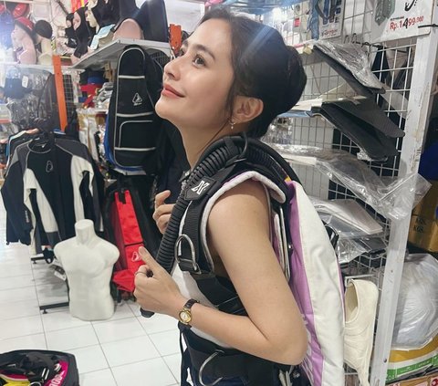 Portrait of Prilly Latuconsina Going Crazy Buying Diving and Fishing Equipment